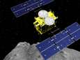 Des scientifiques japonais "sans voix" devant des échantillons d'astéroïde