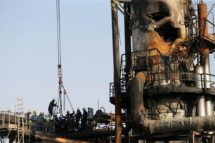 Bouwvakkers volop aan het werk aan de vernielde site van het Saudische staatsoliebedrijf Aramco.