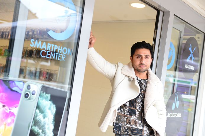 Faheem Zahir in de deuropening van zijn Smartphone Center aan de Brink 12 in Eibergen, waarin eerder het lokale postagentschap bij Cigo Meneer Kees was gevestigd.