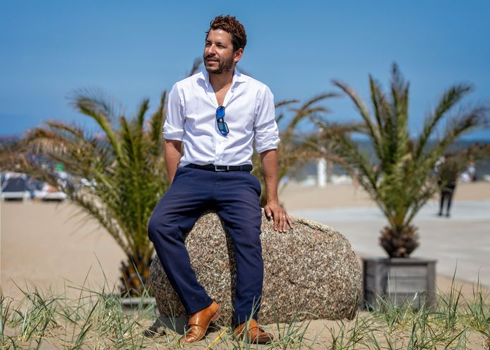 Haags PVV'er Sebastian Kruis, hier op het strand op Scheveningen,  gaat op zoek naar zijn biologische moeder in Colombia