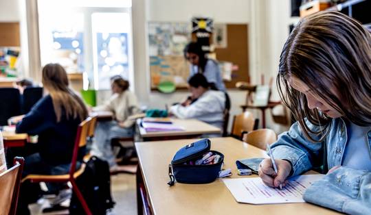 Vanaf 1 september grotere klassen in secundair onderwijs door besparingen minister Demir