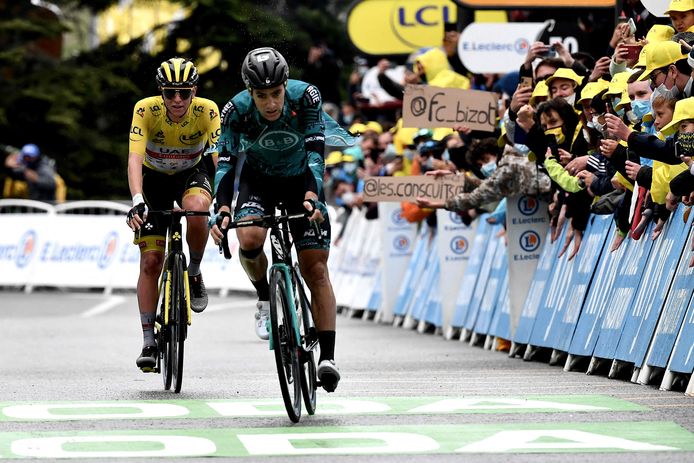 Franck Bonnamour komt vlak voor geletruidrager Tadej Pogacar over de finish in de negende etappe.