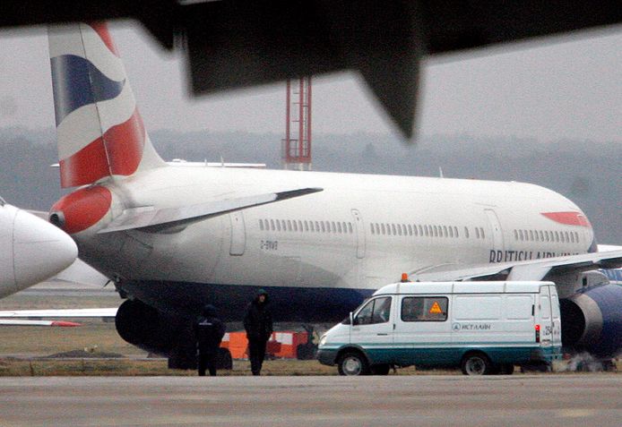 Contrôle d'un avion britannique à l'aéroport de Moscou après la découverte de traces de polonium dans deux autres avions en 2006.