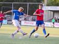 De doelpoging van Merijn Muskens (l) van Kampong is tevergeefs.