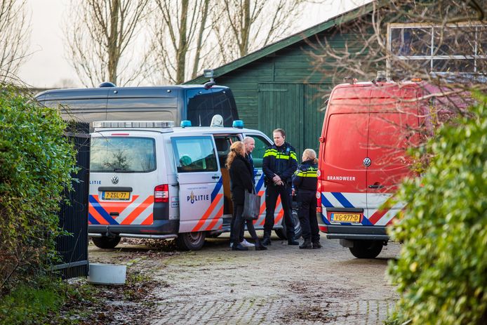 Politie en brandweer bij een drugslab in een schuur. Foto ter illustratie.