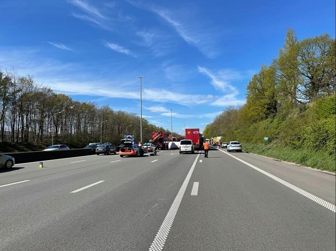 De E40 in Everberg richting Brussel staat momenteel muurvast door het ongeval.