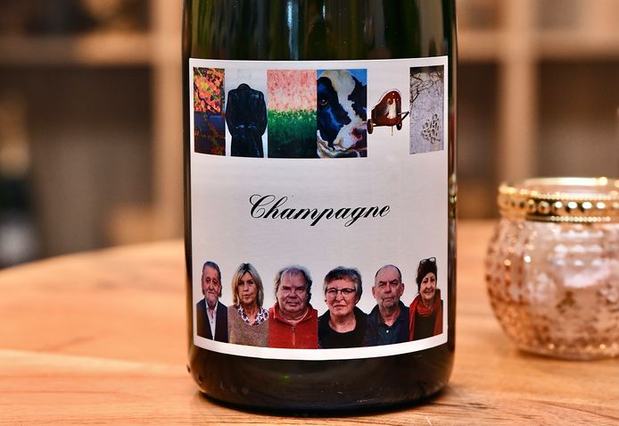De etiketten op de fles zijn gepersonaliseerd met een foto van zes plaatselijke kunstenaars