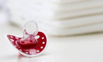 Man (27) misbruikt nichtje (3) tijdens verschonen luier