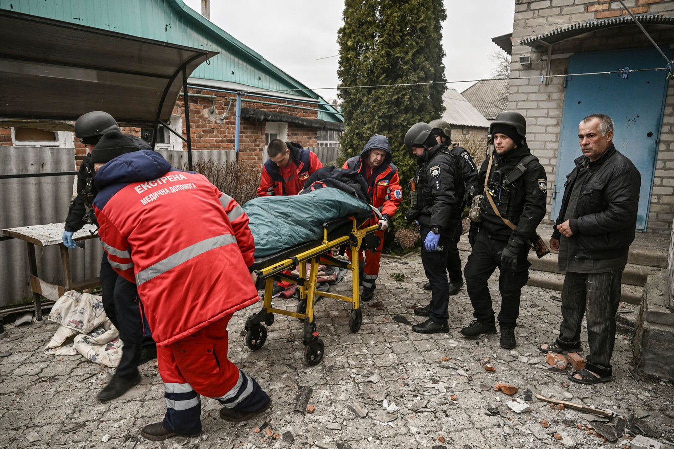 Deux personnes ont été tuées et huit blessées par des frappes russes avec “des armes à sous-munitions” samedi après-midi à Kramatorsk.