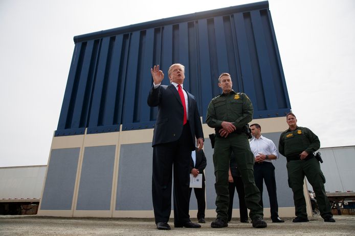 Trump eerder deze maand bij een van de prototypes voor de nieuwe grensmuur in San Diego.