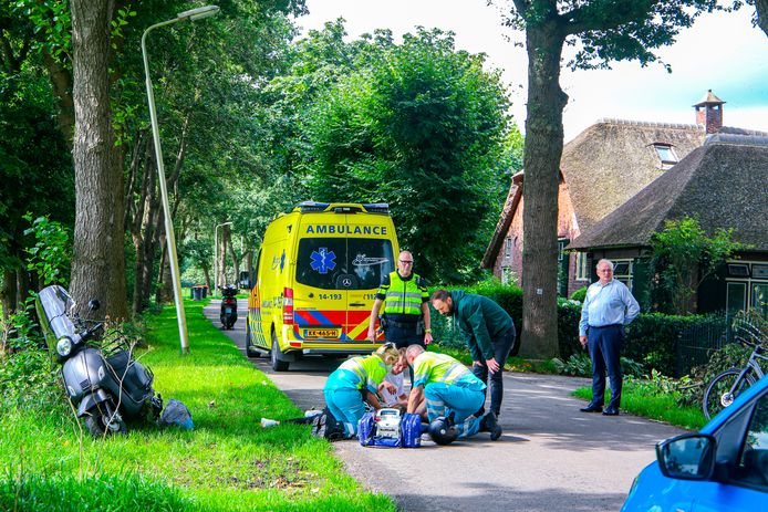 De ambulancemedewerkers behandelden de vrouw op de Monseigneur van de Weteringstraat in Hoogland.