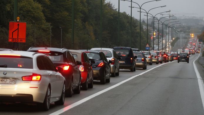Les Belges ont parcouru un peu moins de kilomètres en moyenne en 2017, mais le parc automobile ne cesse de s'accroître.