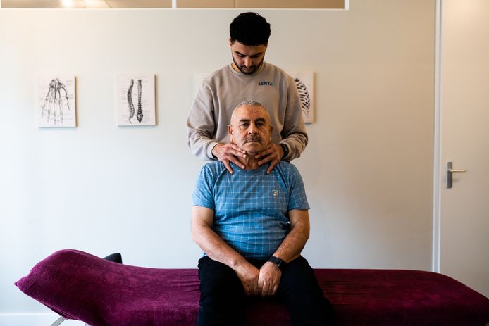 De Arnhemse fysiotherapeut Emre Zorlu (foto) heeft kort na de opening van zijn praktijk Fysiotherapie Lenta vanwege de toeloop van Turkse patiënten een collega moeten vragen om bij te springen.