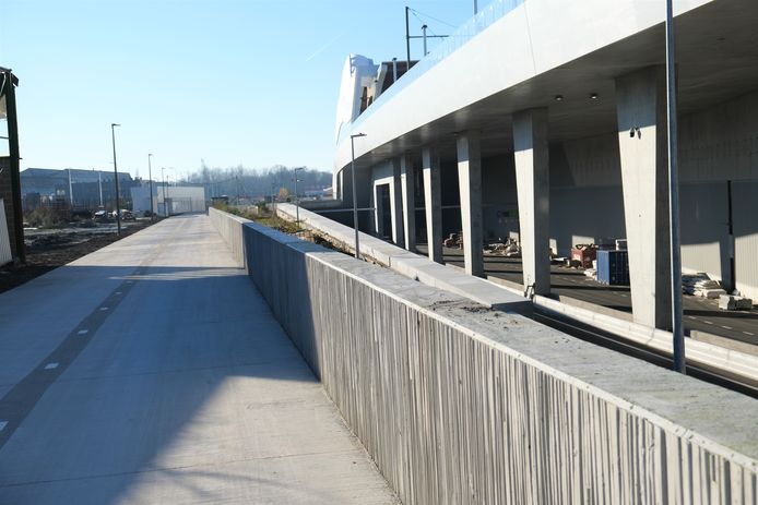 De nieuwe verbinding voor voetgangers en fietsers tussen het Douaneplein en de Brusselsesteenweg ging dinsdag open, op de Tangent (rechts) is het nog wachten.