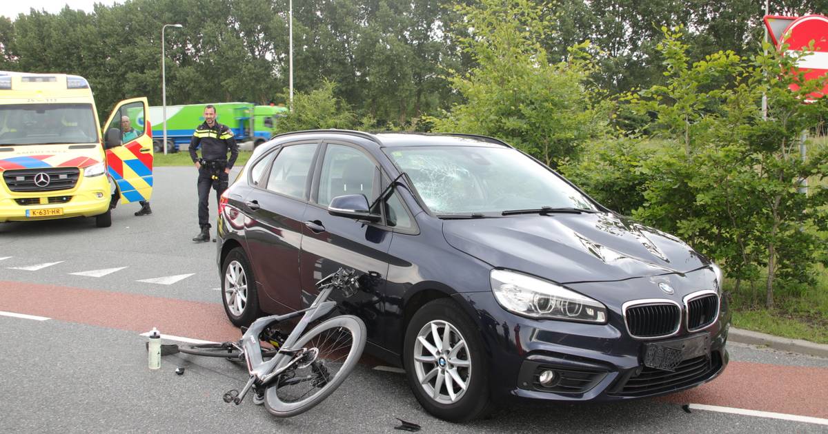 Racefiets breekt doormidden na aanrijding in Zeewolde: wielrenner gewond naar ziekenhuis.