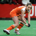 11 april 2006: Ellen Hoog haalt tijdens een interland tegen Duitsland in Bilthoven uit met haar backhand.