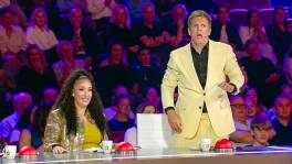 Slangenmens King X doet jury kokhalzen in Got Talent