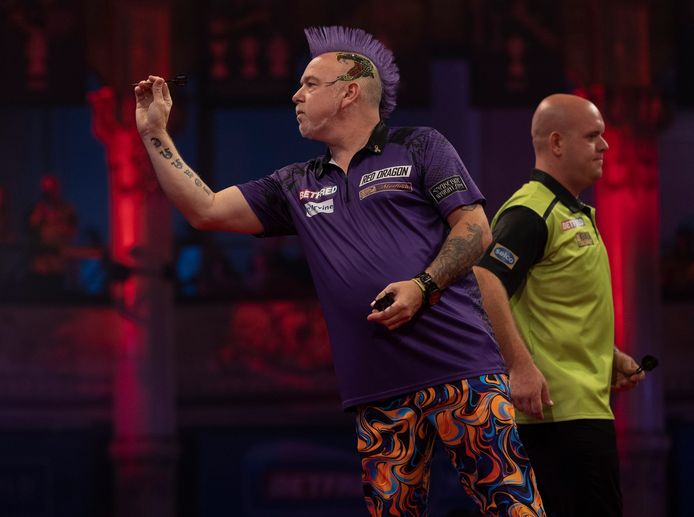 Peter Wright en Michael van Gerwen in hun onderlinge halve finale.