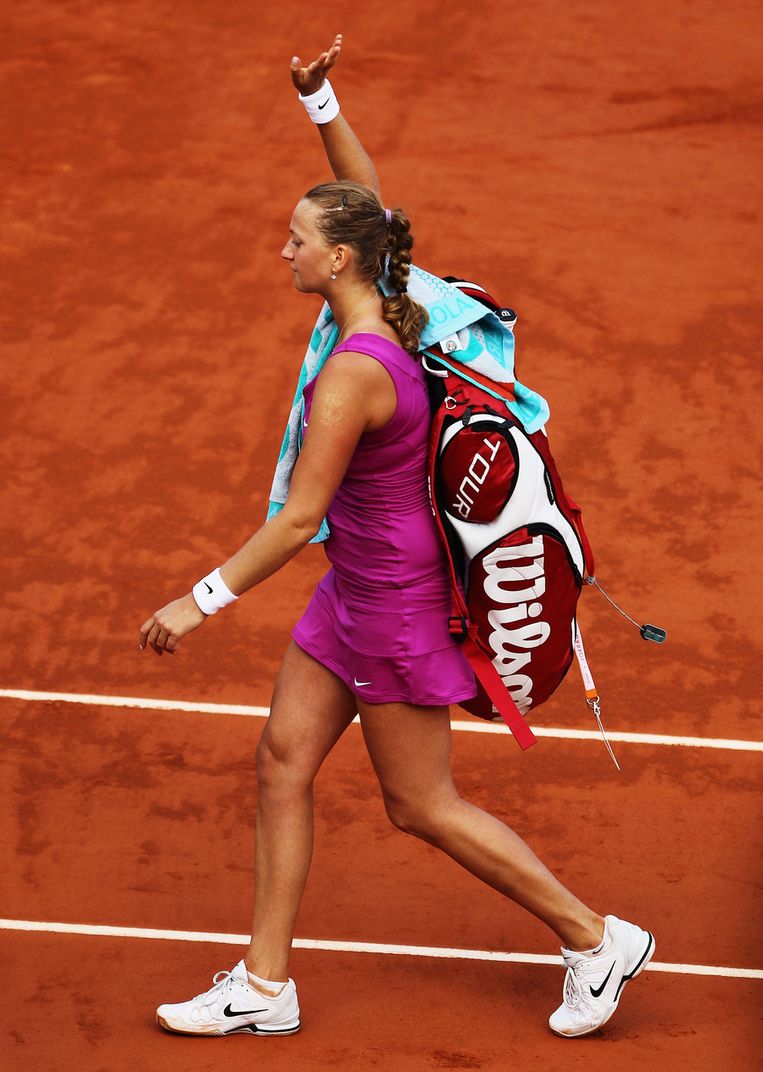 Petra Kvitova verlaat teleurgesteld het veld, na haar verliespartij tegen Maria Sharapova. Wel bedankt ze nog het Franse publiek. Beeld getty