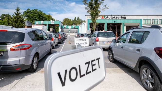 Tot zes uur wachten en liefst twee keer naar huis gestuurd: opnieuw lange rijen aan autokeuring, maar “absoluut niet zoals in de zomer”