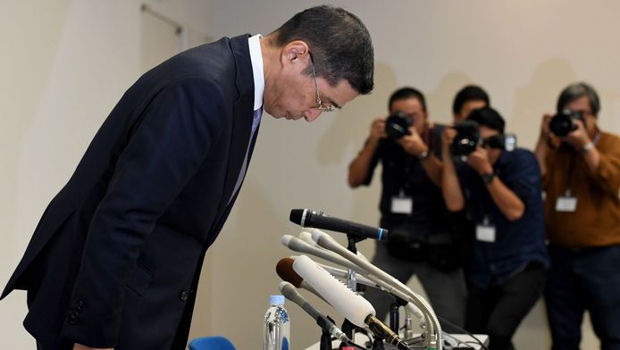Hiroto Saikawa, CEO van Nissan Motors, buigt het hoofd bij de aankondiging van de beslissing om twee weken lang geen voertuigen te produceren voor de Japanse thuismarkt.