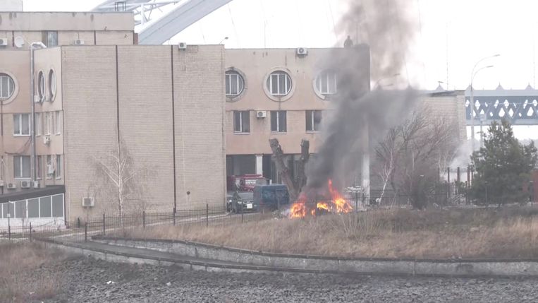 Il fumo sale dopo un attacco al ministero della Difesa ucraino a Kiev.  foto di Reuters