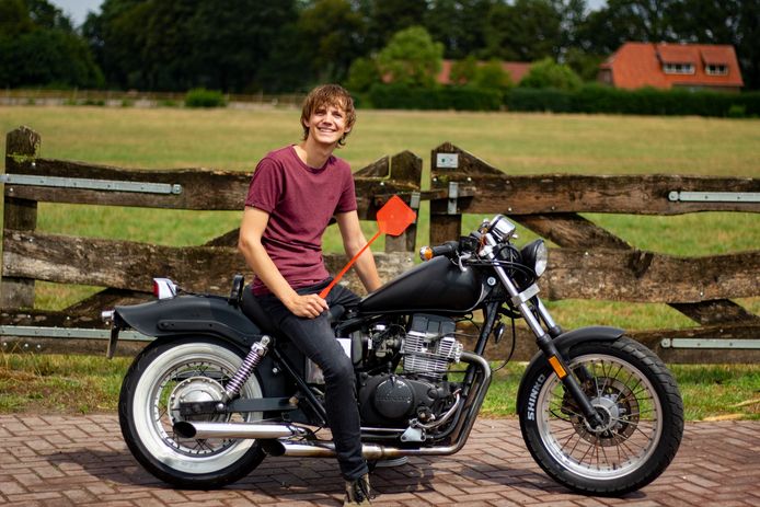 Tom Krooshof op de motor die ‘te ruil’ is; een Honda caféracer, bouwjaar 1987. Hij begon zijn ‘bigger-and-better-project’ met een zelfde soort vliegenmepper als hij hier in de hand heeft.