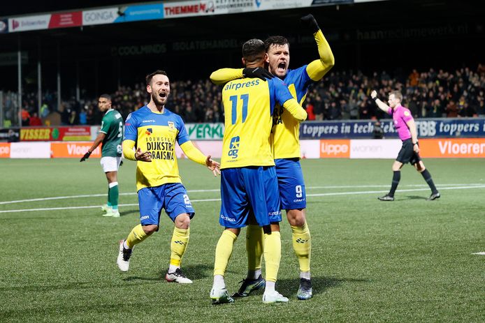 Tom Boere (r) viert een goal namens Cambuur tegen Fortuna Sittard.