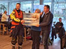 Stichting schenkt 10.000 euro aan KNRM Urk na laatste schaatsfestijn voor schipperskinderen