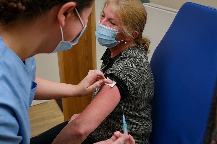 Een van de eersten die een spuitje toegediend kreeg in het nagelnieuwe vaccinatiecentrum was huisarts Muriel Baert (58).