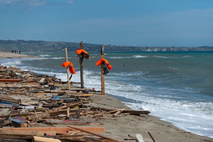 Foto scattata a febbraio.  Dopo il capovolgimento di un peschereccio carico di migranti, un giubbotto di salvataggio guada al largo di Crotone tra i relitti di legno.  Più di 70 persone sono state uccise.