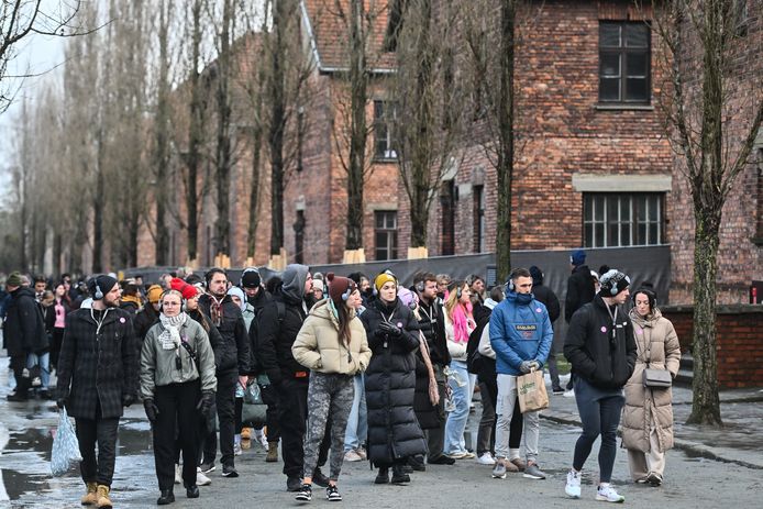Bezoekers wandelen langs de verschillende gebouwen in concentratiekamp Auschwitz, in het Poolse Oswiecim. (23/01/24)