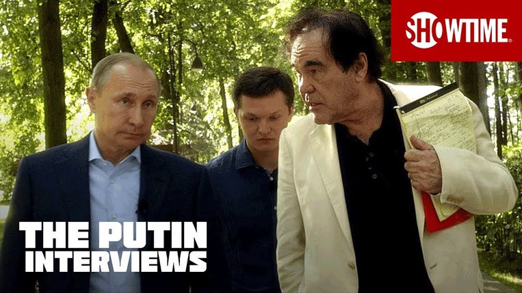 Oliver Stone (r) interviewt Poetin, die de opmerking wegwuift dat Rusland geen democratie is. 'Russen willen niet stemmen op mijn politieke opponenten.' Beeld rv