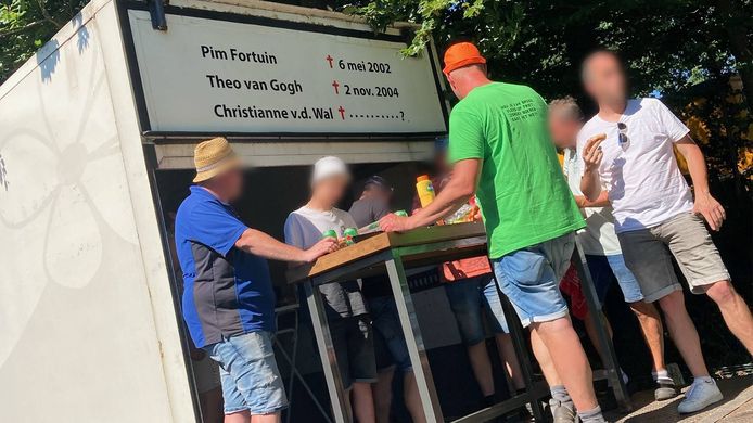 De intimiderende tekst op de vrachtwagen met een verwijzing naar de moorden op Pim Fortuyn en Theo van Gogh