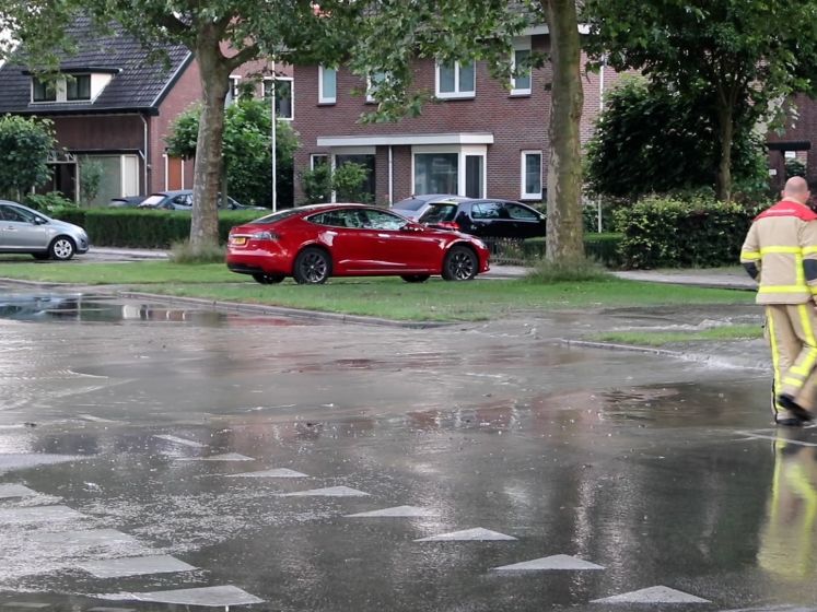 Straten Apeldoorn staan blank door leidingbreuk