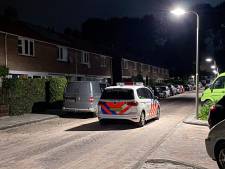 Diep in de nacht wordt 94-jarige vrouw in bed ruw beroofd van dierbare ring: ‘Ontiegelijk laf’