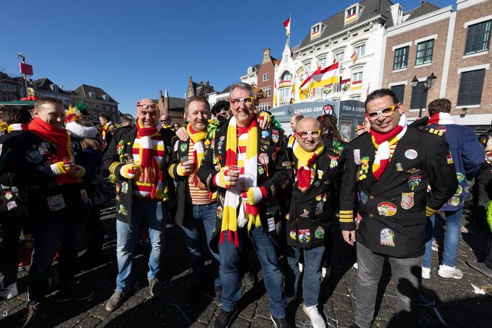 Útrechter Ad Niks (midden) viert al tientallen jaren carnaval in Oeteldonk.  Het is zijn ‘carnavalsgemeente’.
