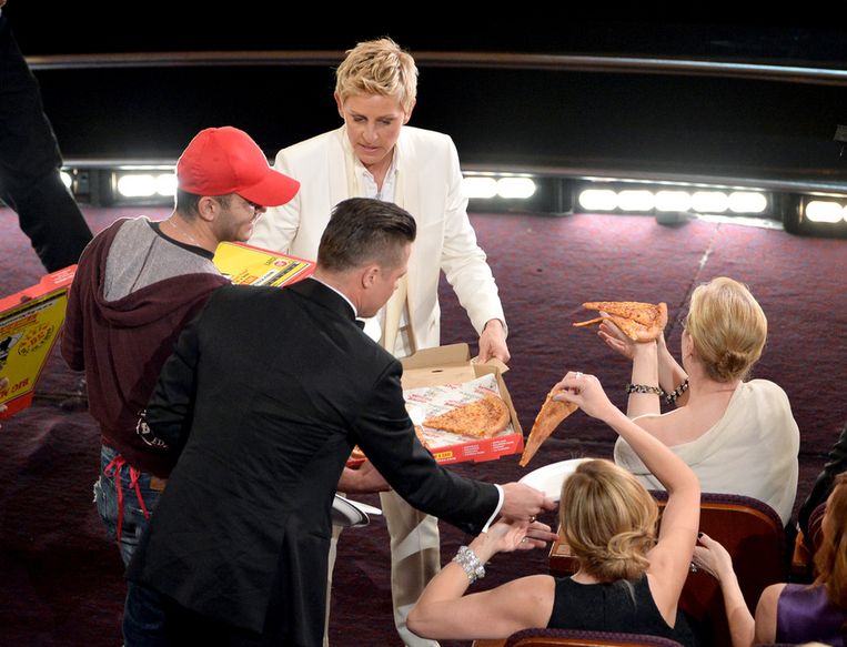 Ook Brad Pitt lust wel een stuk pizza. Beeld AFP