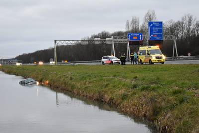 Auto raakt van A325 en belandt in de sloot
