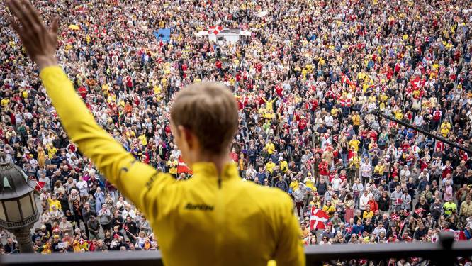 Uitzinnige massa verwelkomt Tourwinnaar Vingegaard in Denemarken, privéjet wordt zelfs geëscorteerd door twee F-16's van Deense defensie