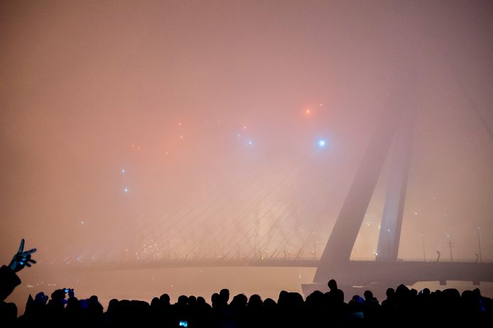 Een mistige vuurwerkshow tijdens de jaarwisseling bij de Erasmusbrug in Rotterdam in 2017.