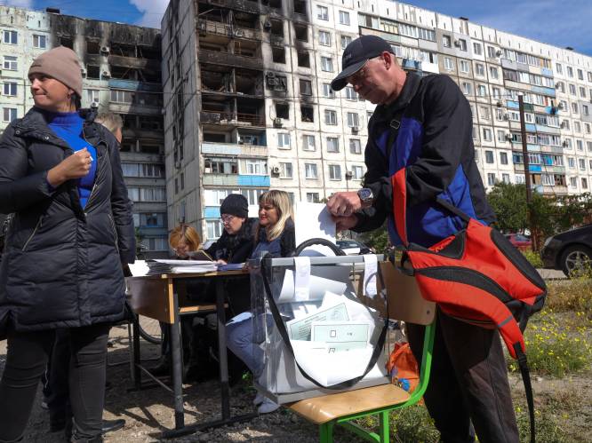 Russische referenda gaan door te midden van raketaanvallen en beschietingen: “Er wordt zelfs in schuilkelders gestemd”
