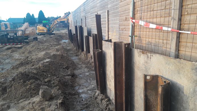 Bij het aanbrengen van een damwandconstructie voor de bouw van een verzorgingshuis in hartje Hoogerheide zijn enkele aanpalende schuurtjes verzakt. De aannemer zegt de schade in overleg met de bewoners zo snel mogelijk op te lossen.