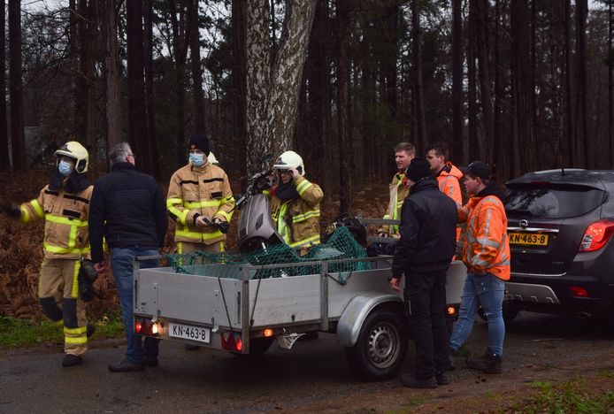 Familie van de scooterbestuurder komt de scooter met een aanhangwagen ophalen.