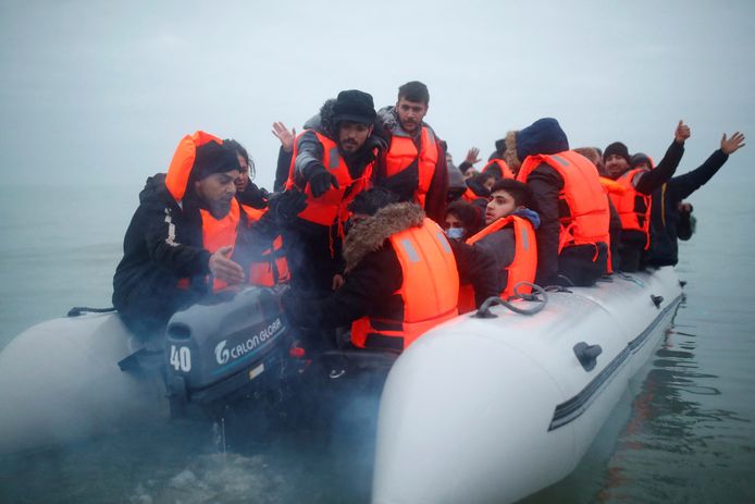 Een groep migranten verlaat de Franse kust en gaat in een rubberbootje op weg naar het VK. Foto van half december vorig jaar.