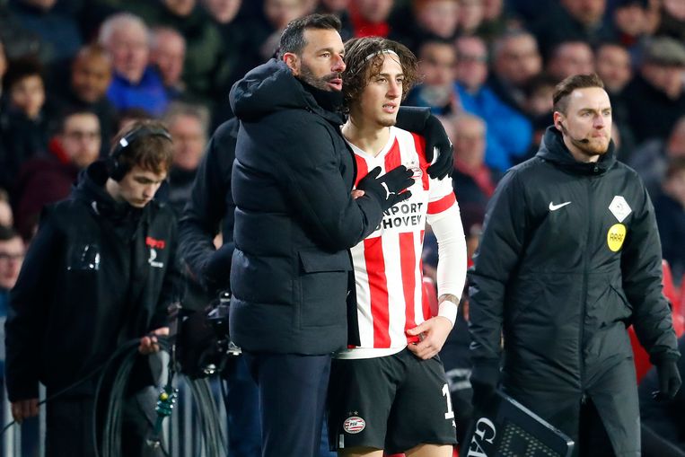PSV-trainer Ruud van Nistelrooij met Fabio Silva, voor zijn invalbeurt tegen Go Ahead Eagles vorige week. Silva wordt door PSV gehuurd van Wolverhampton Wanderers. Beeld Pro Shots / Niels Boersema