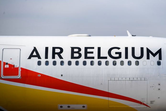 Een vliegtuig van Air Belgium op de luchthaven van Charleroi.