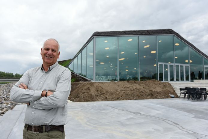 Directeur Peter van Beek bij het Biesboschmuseum