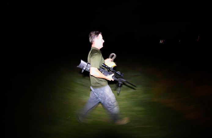 Een Australische jager met een doodgeschoten kangoeroe.