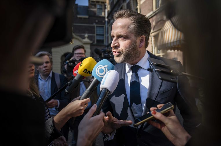 Minister Hugo de Jonge (Volkshuisvesting) staat de pers te woord over de mondkapjeshandel van Sywert van Lienden.  Beeld ANP